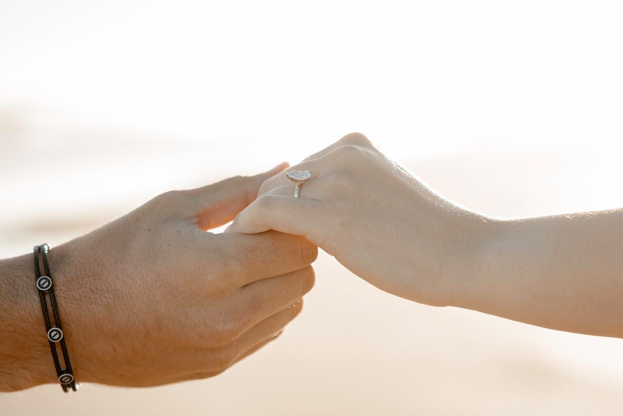 Hand aan hand, met die verloofring in die lig