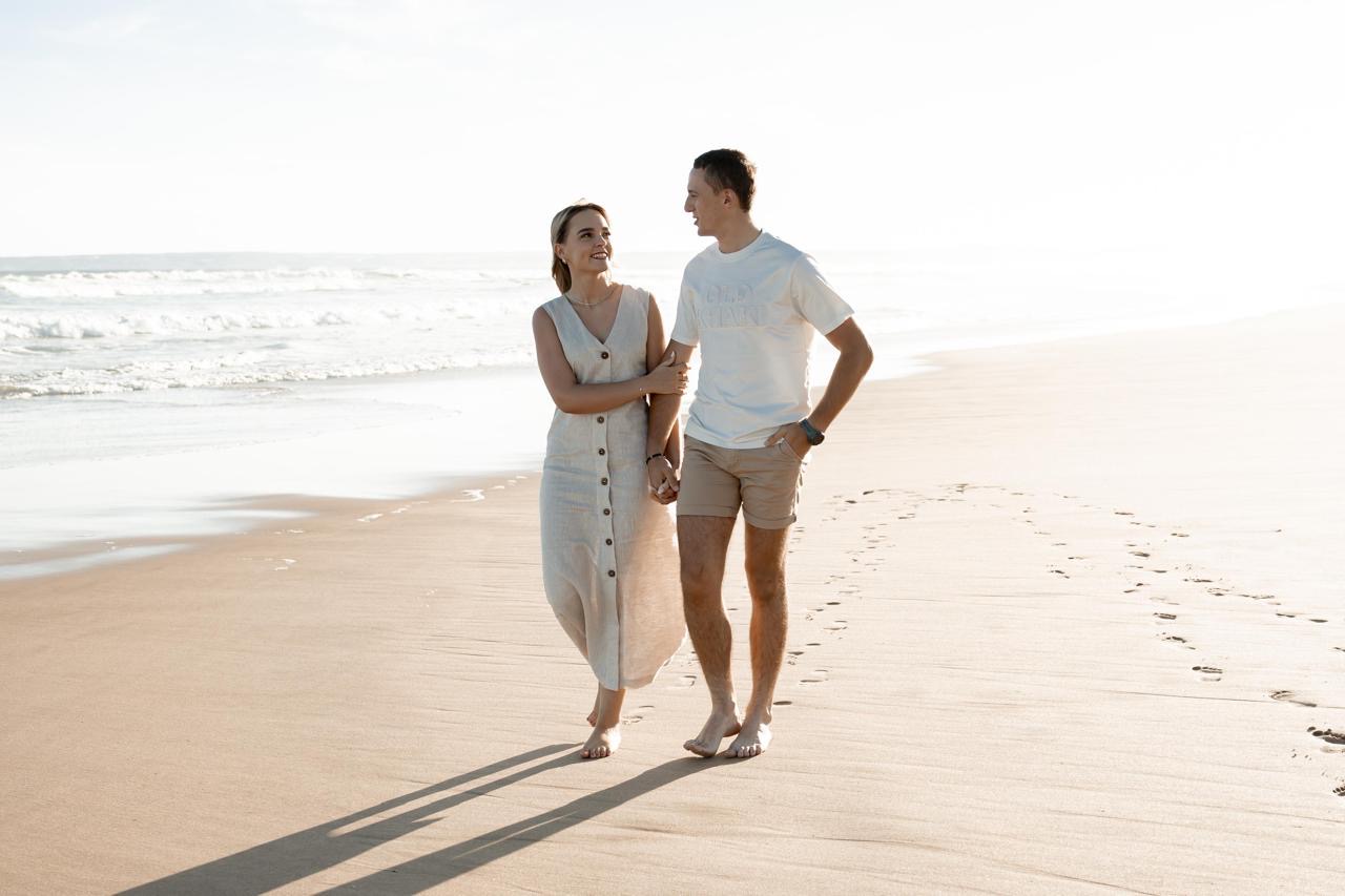 Hand aan hand op die strand